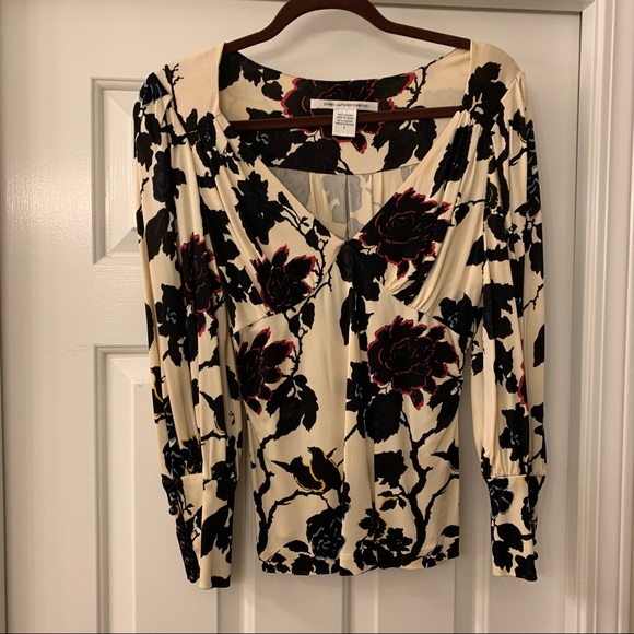 Diane Von FURSTENBERG blouse. - Picture 2 of 7